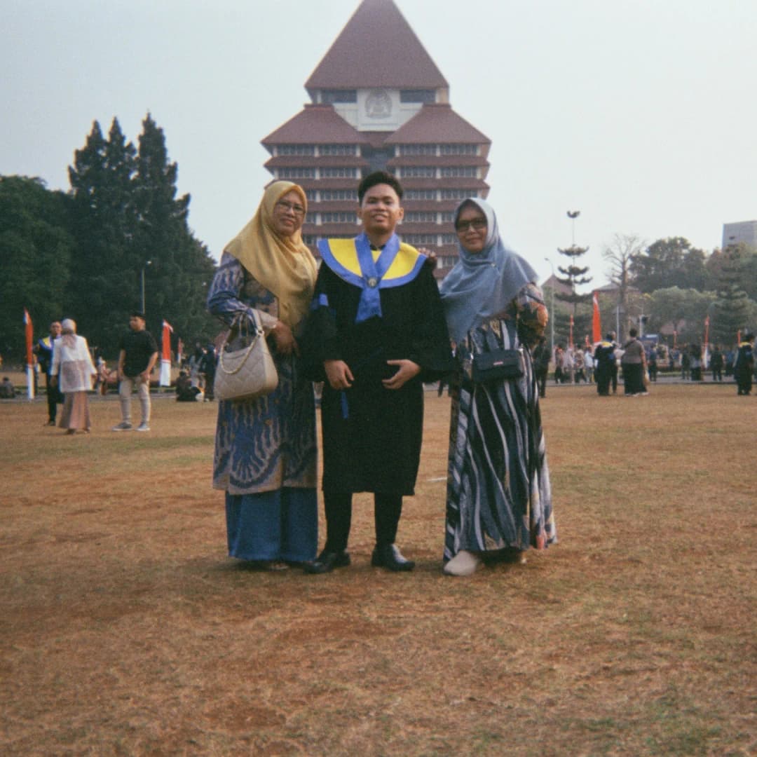 Foto Bareng Keluarga saat wisuda