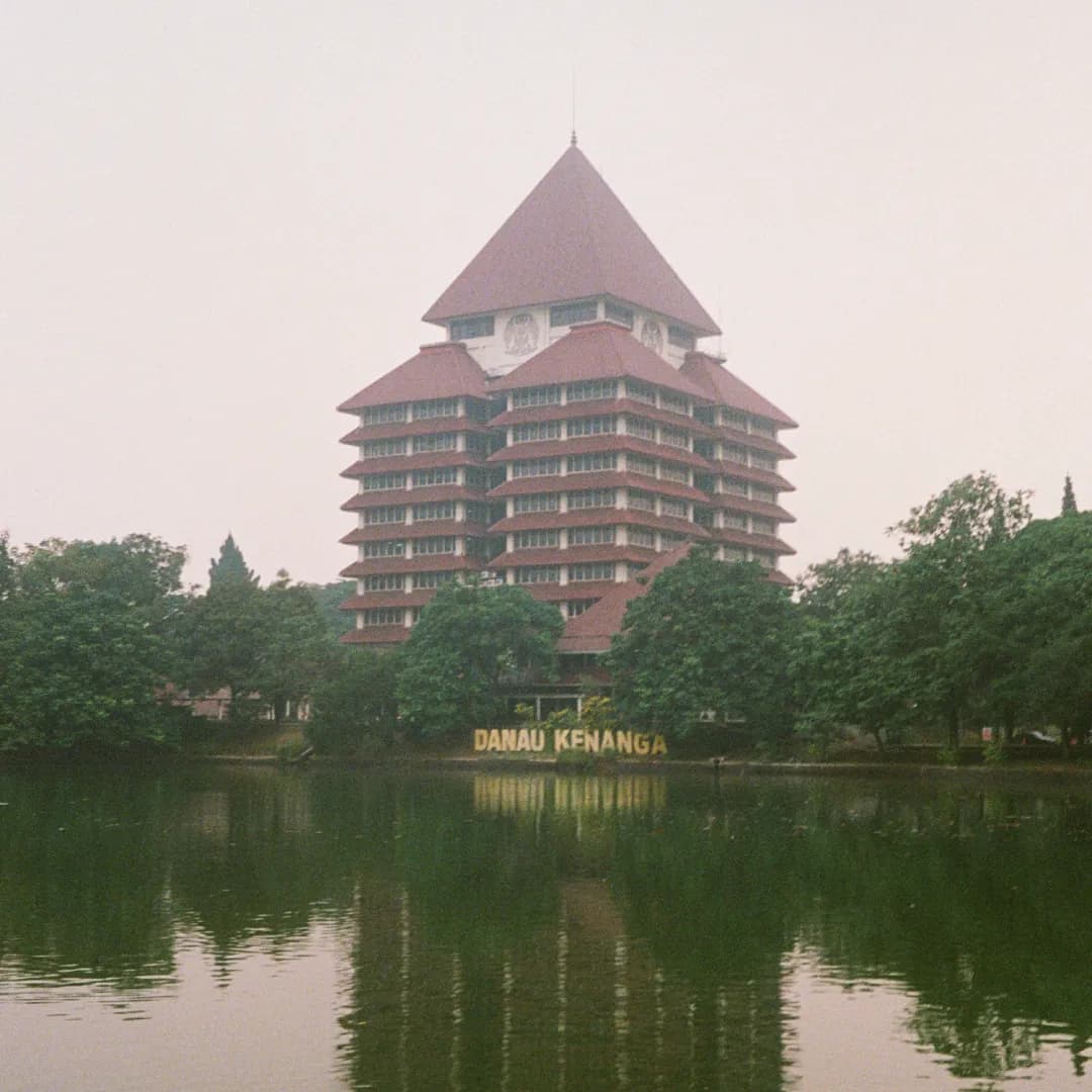 Rektorat dan danau kenanganya